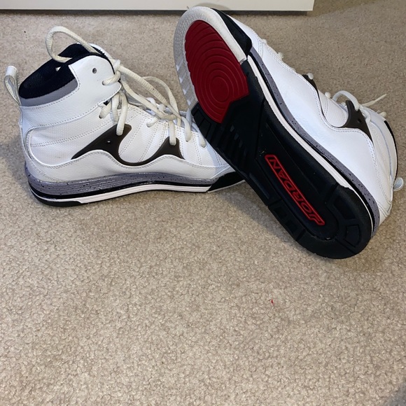 Jordan Sneakers only worn once! Great condition - Picture 4 of 4